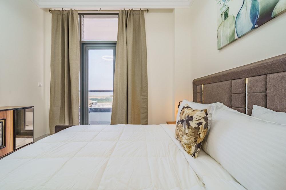 Guests and Cohost - Timeless and Stylish Apt with Balcony in DubaiLand - Room