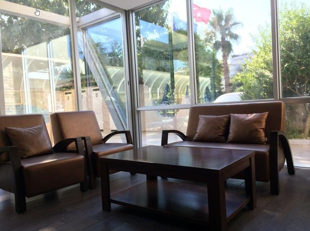 Ataer Hotel - Lobby Sitting Area