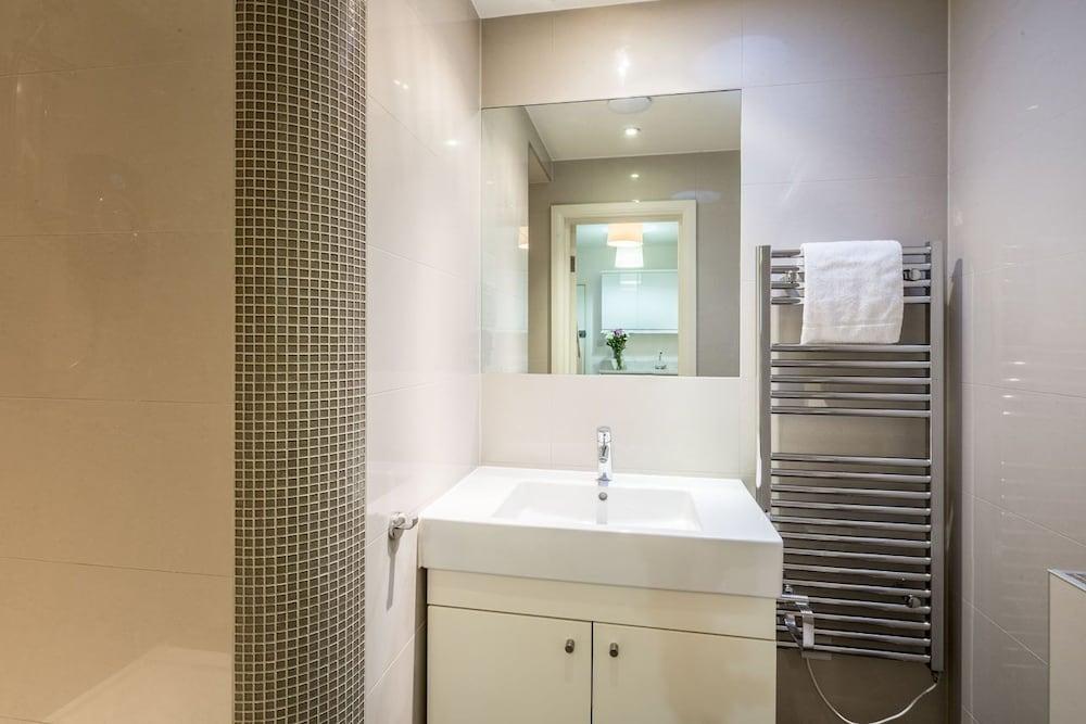 Marylebone - Chiltern Street Apartments by Viridian Apartments - Bathroom