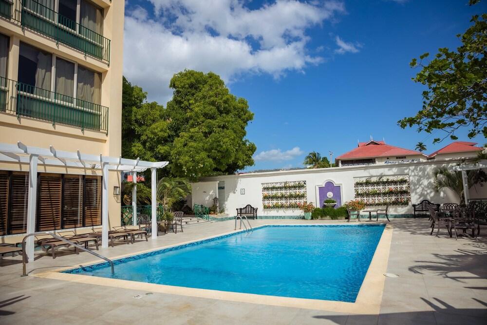 The Courtleigh Hotel and Suites - Outdoor Pool