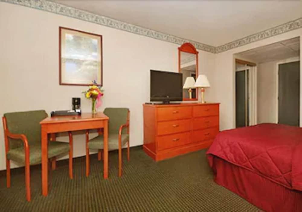 Quality Inn New Columbia–Lewisburg - Room