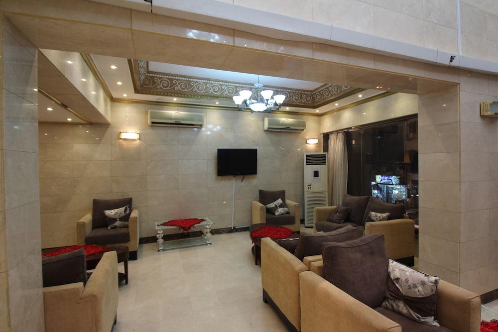 Al Ardh Al Tayeba Hotel - Lobby Sitting Area