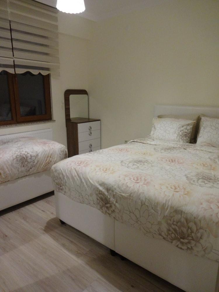 Luxerious Three Bedroom Apartment - Room