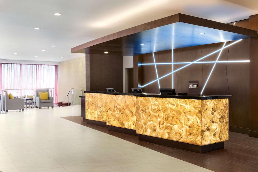 DoubleTree by Hilton Toronto Airport West - Reception