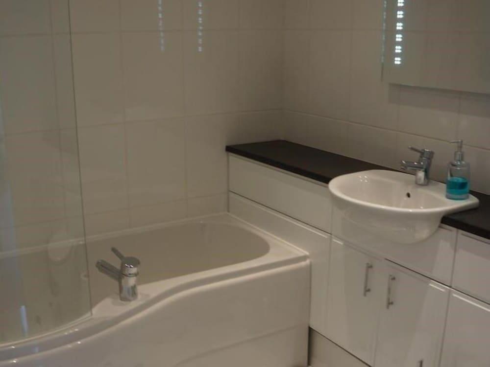 The Lyn Valley Guest House - Bathroom