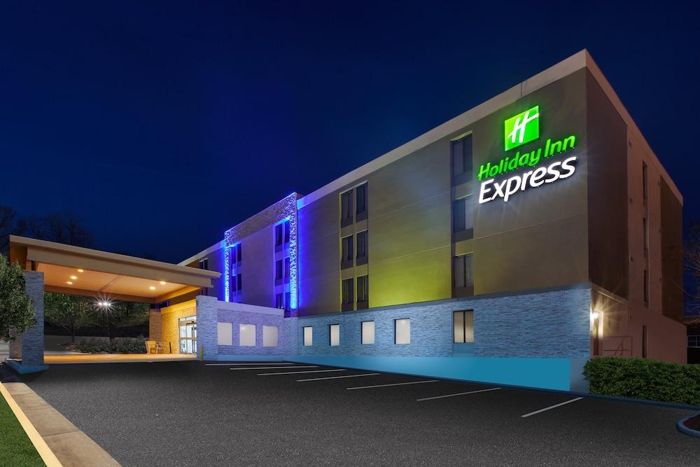Holiday Inn Express Fairfax - Arlington Boulevard, an IHG Hotel - Featured Image