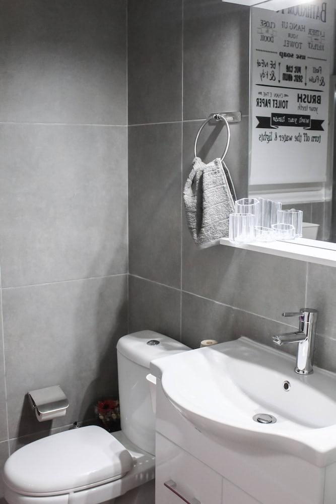 Outstanding One Bedroom Flisvos Apartment - Bathroom
