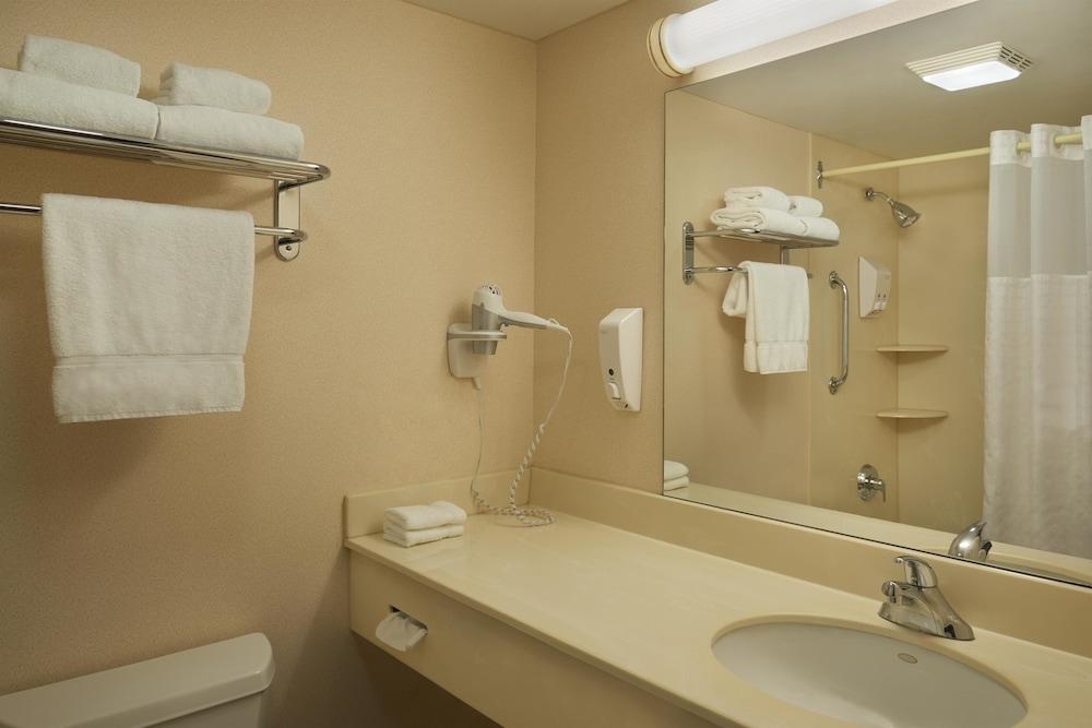 Hotel Carlingview Toronto Airport - Bathroom