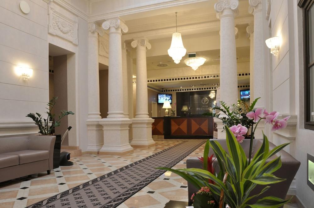 Hotel President - Lobby