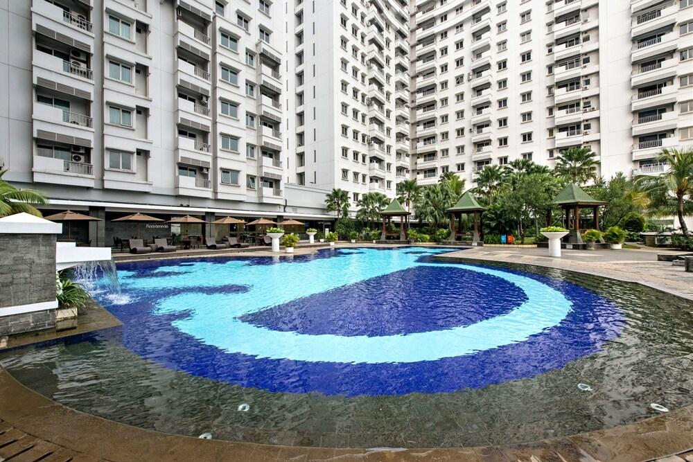Grand Whiz Hotel Poins Simatupang Jakarta - Outdoor Pool