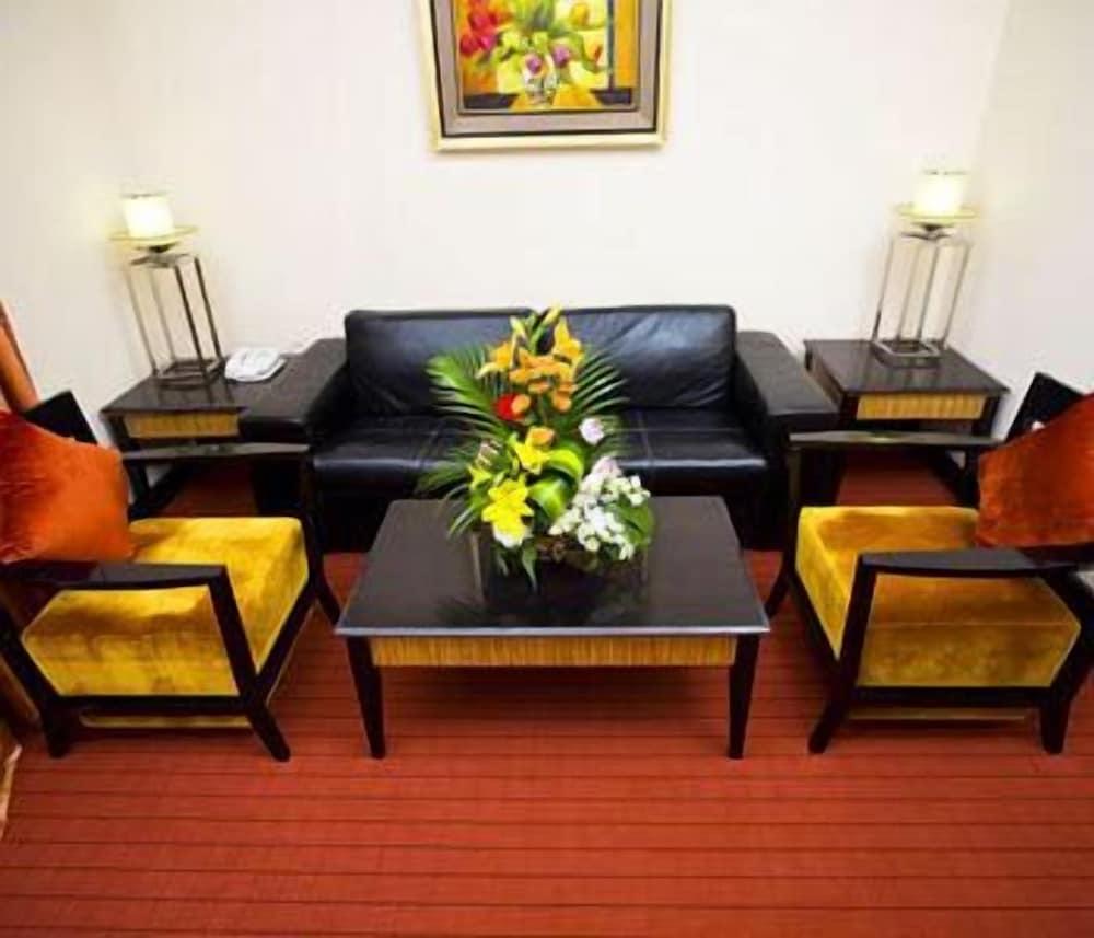 Rayan Hotel Corniche - Living Room