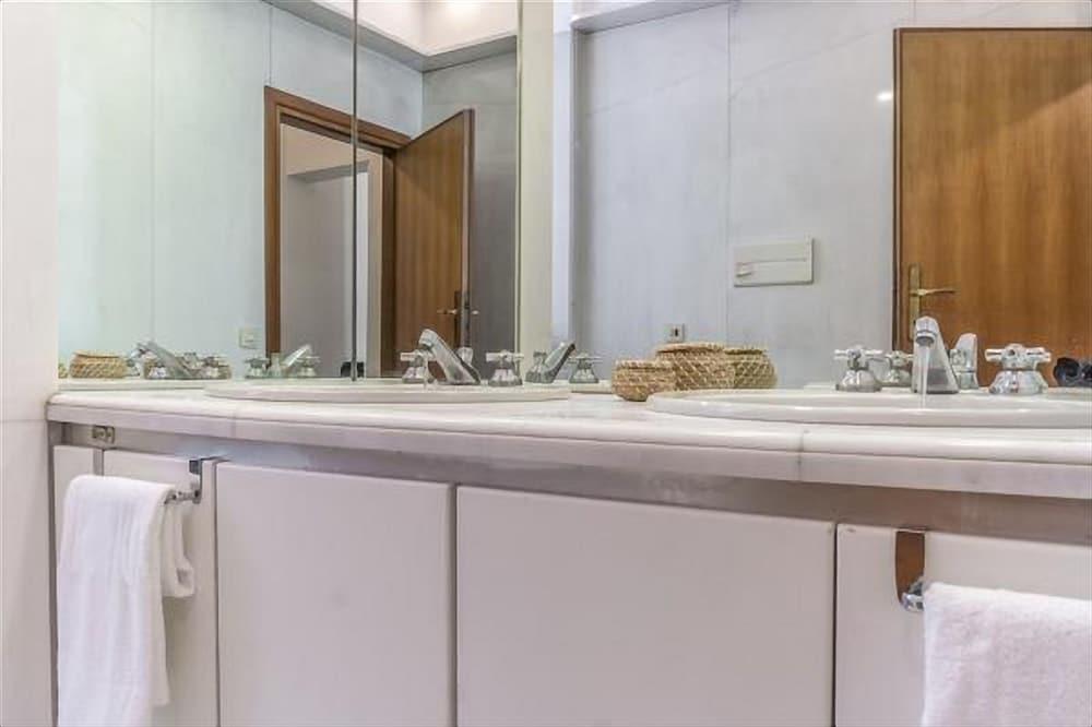 Fancy Apartment - Lovely Rome - Bathroom Sink