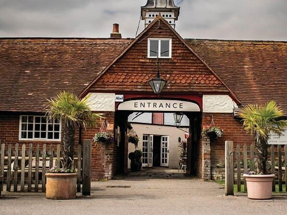 The Walhampton Arms - Featured Image