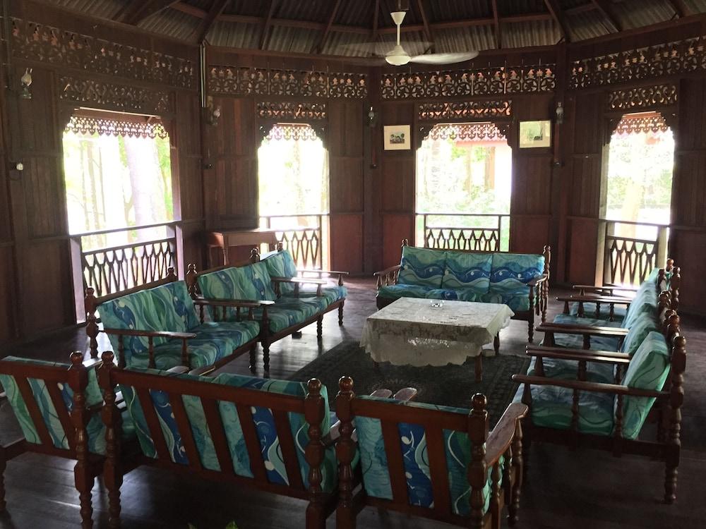 Kampung Tok Senik Resort - Lobby Sitting Area