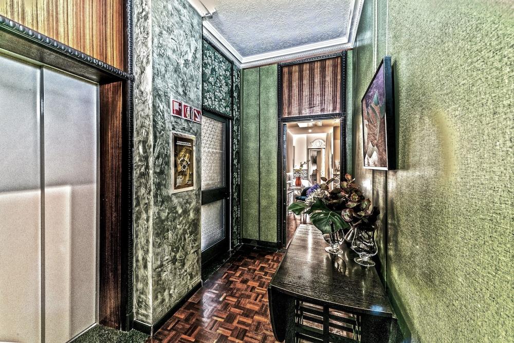 Rivière Private Rooms Alla Scala - Interior Entrance