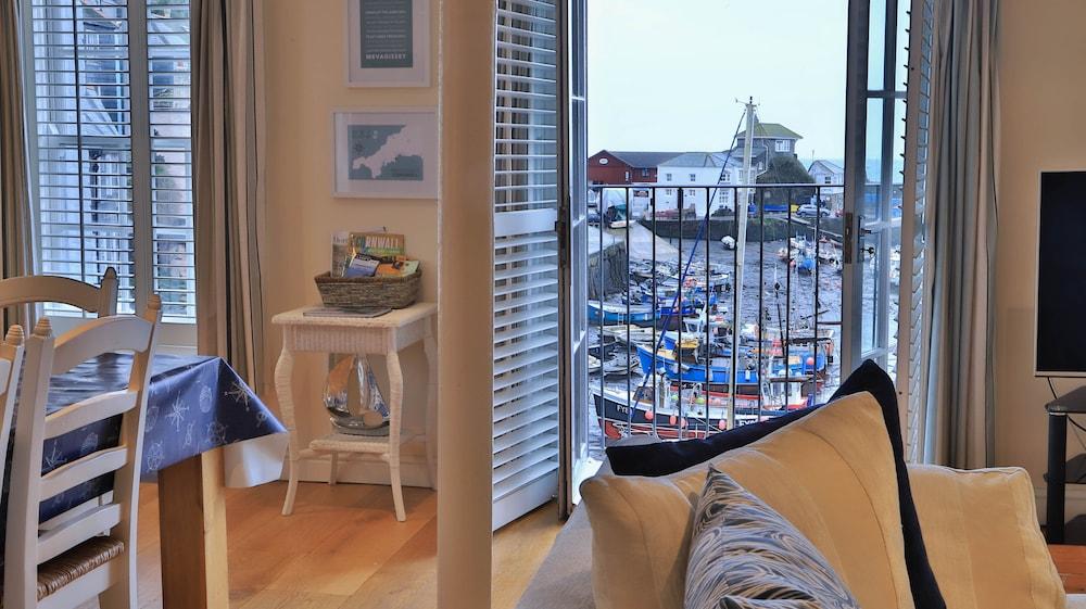 Harbourside Apartment - Featured Image