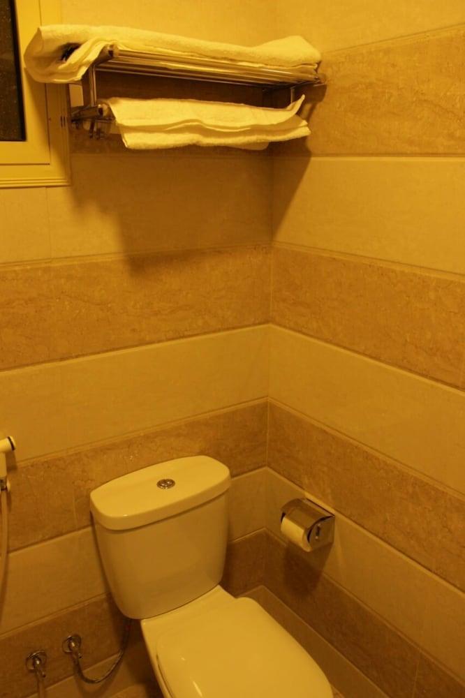 Al Fakhamah Al Masiyah Furnished Units - Bathroom