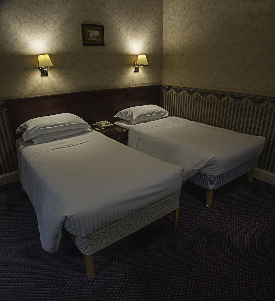 The Queen's Hotel - Room
