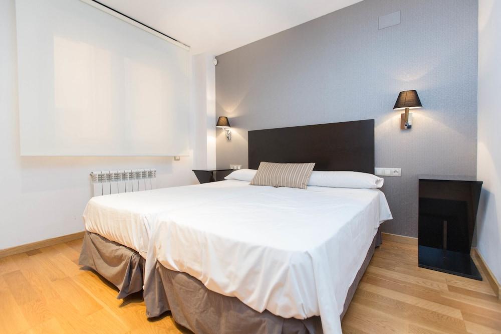 AinB Sagrada Familia Apartments - Room