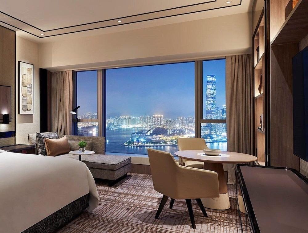 Four Seasons Hotel Hong Kong - Featured Image