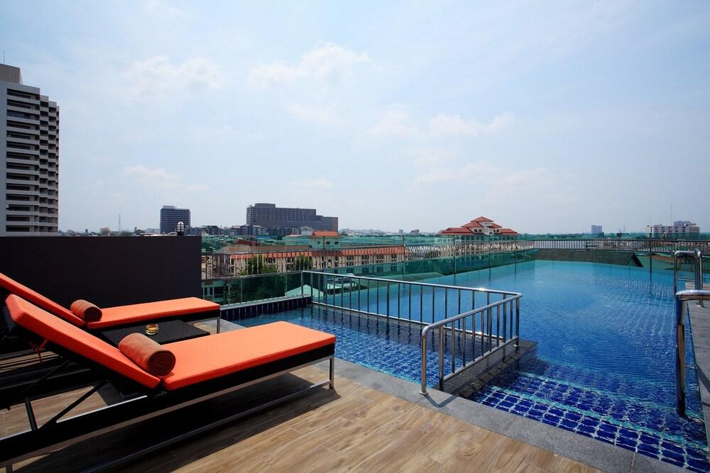 De Mandarin Nova Express Pattaya Hotel - Rooftop Pool