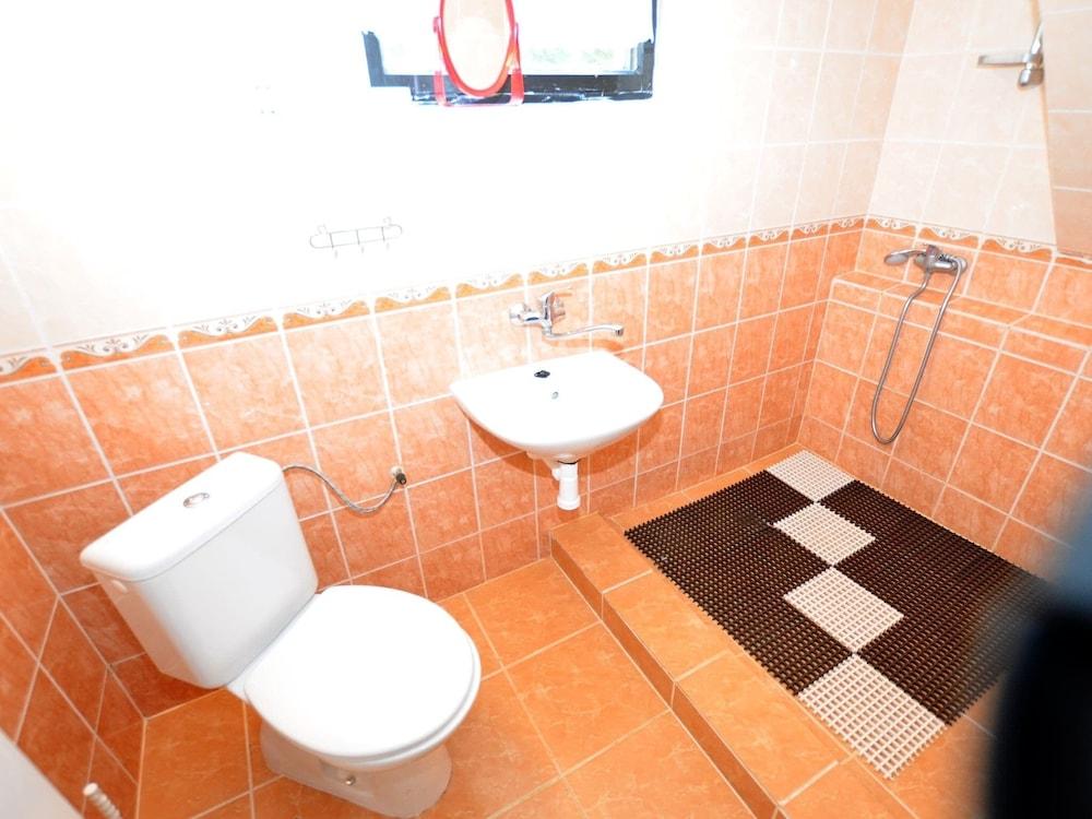 Lush Home in Konstantinovy Lazne With Bubble Bath - Bathroom