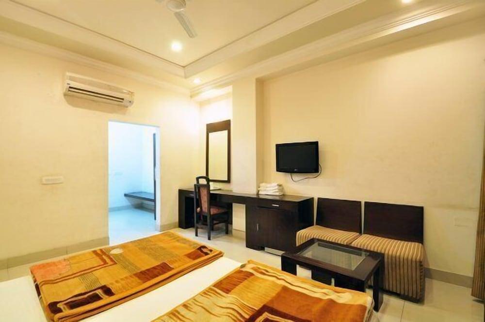 Hotel Raj Darbar - Room