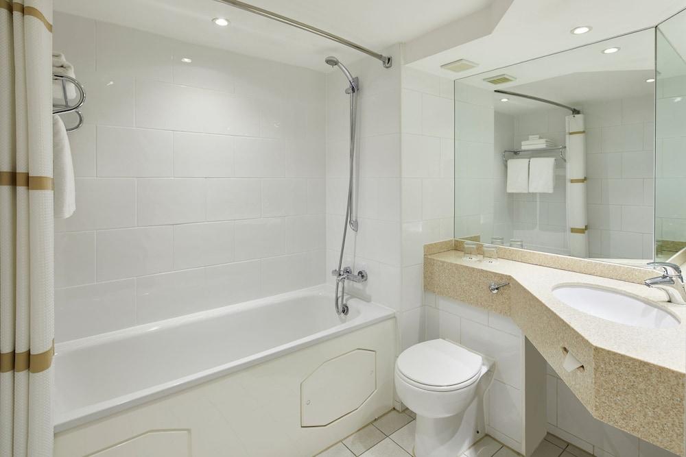 Delta Hotels by Marriott Aberdeen - Bathroom