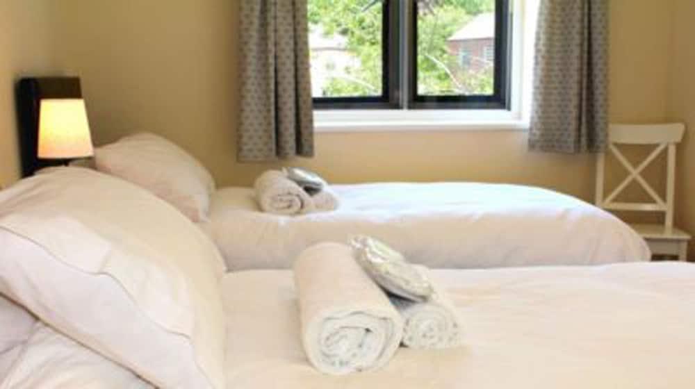 Cotswolds Valleys Accommodation Springfl - Room