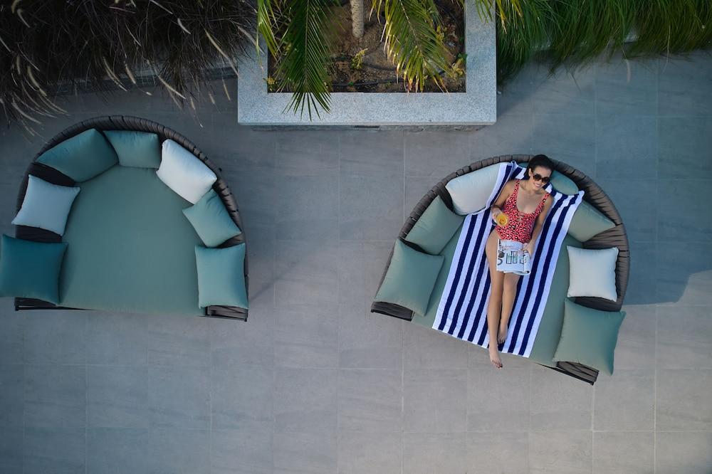 Mövenpick Hotel Jumeirah Village Triangle - Pool