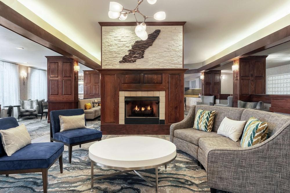 Homewood Suites Erie - Lobby Sitting Area
