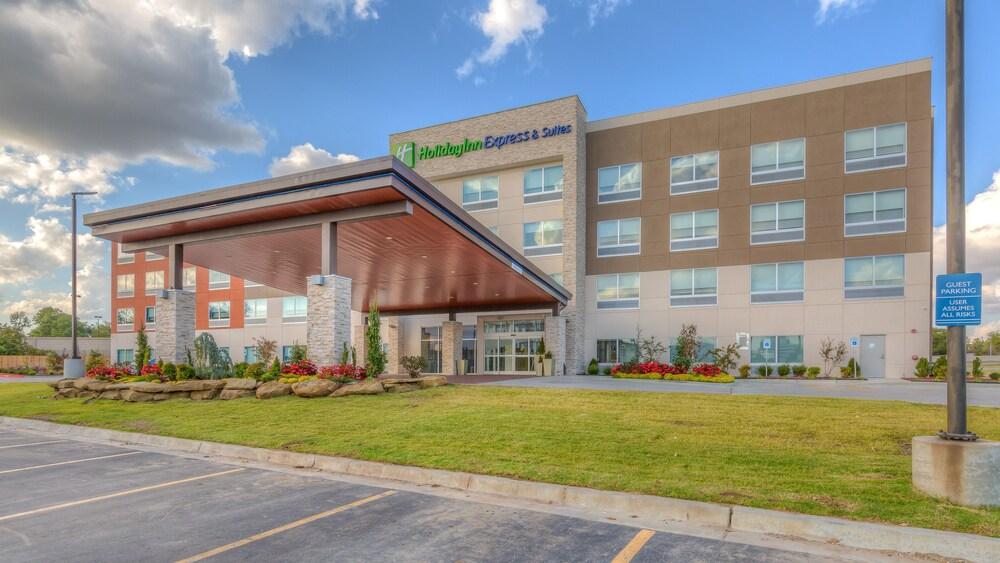 Holiday Inn Express & Suites Tulsa Midtown, an IHG Hotel - Featured Image