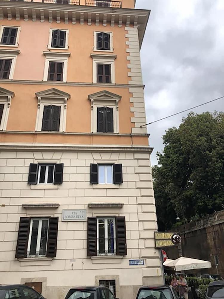LUX suites in Roma - Exterior