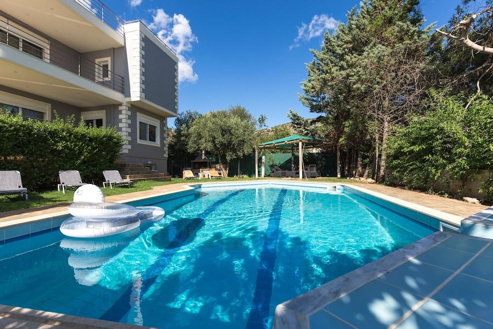 290m² Villa with Pool close to the Airport - Featured Image