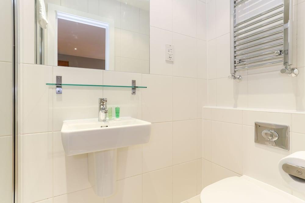 Russell Square Serviced Apartments by Concept Apartments - Bathroom