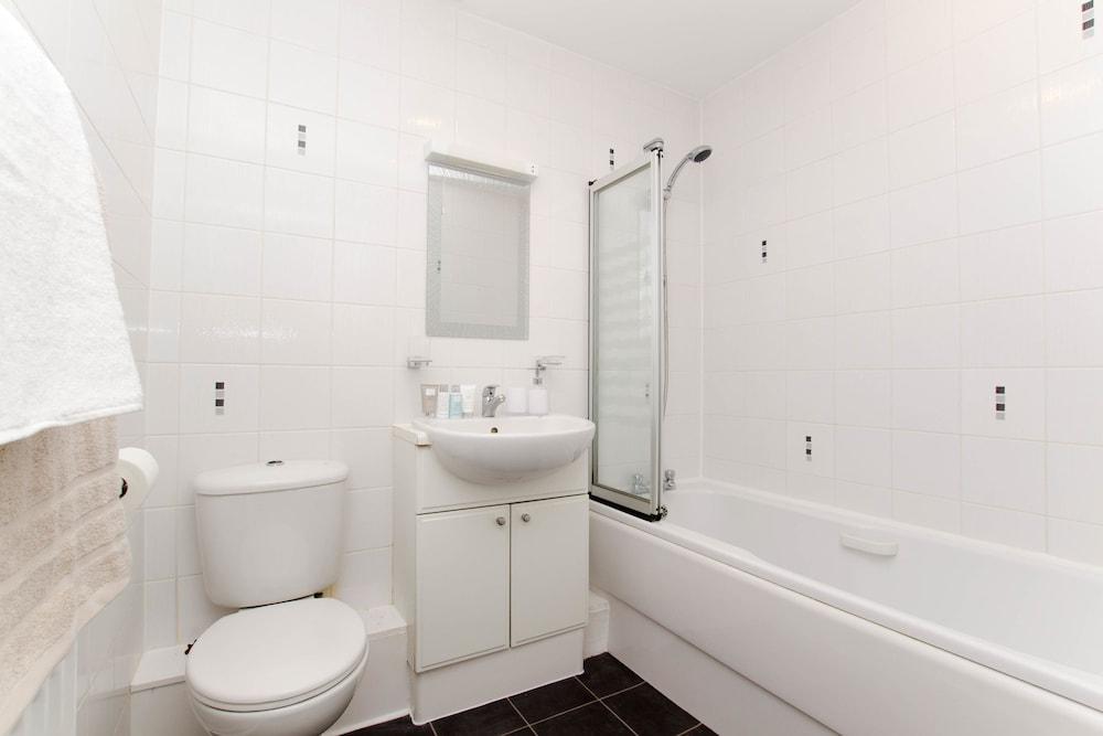 Copthorne Court Serviced Apartments - Bathroom