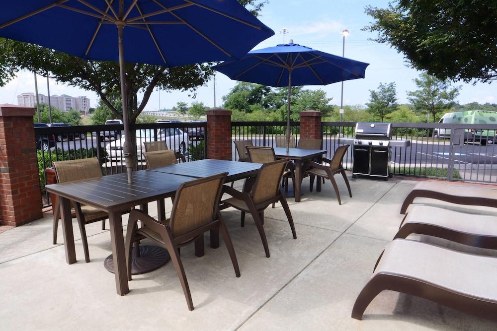 SpringHill Suites by Marriott Dulles Airport - BBQ/Picnic Area