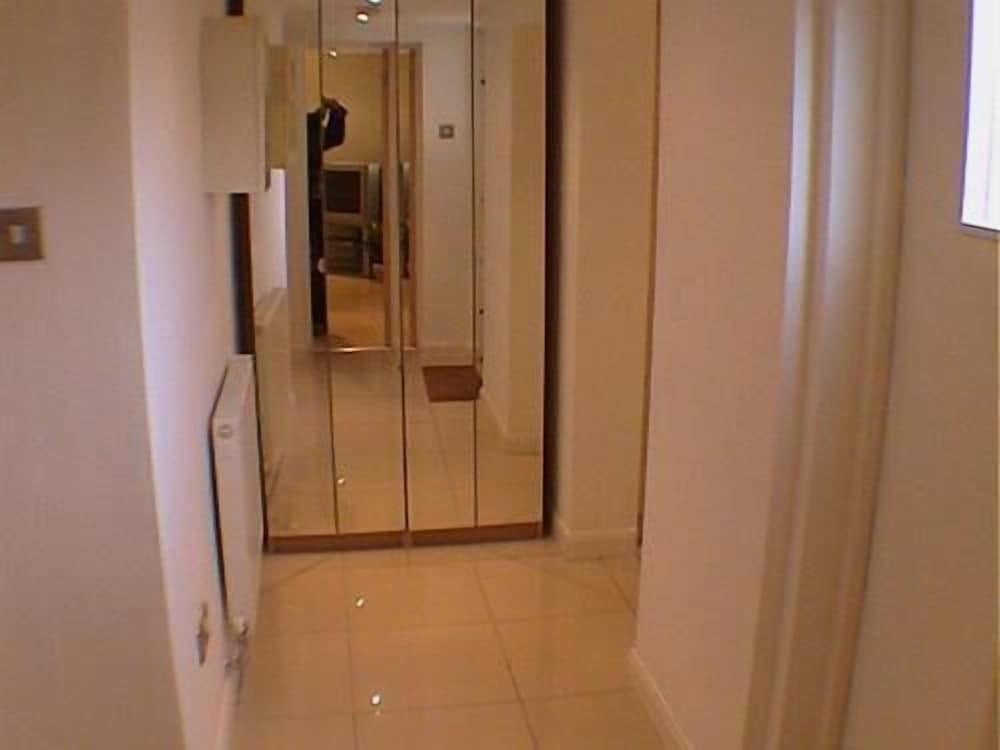 Earle House Serviced Apartments - Interior