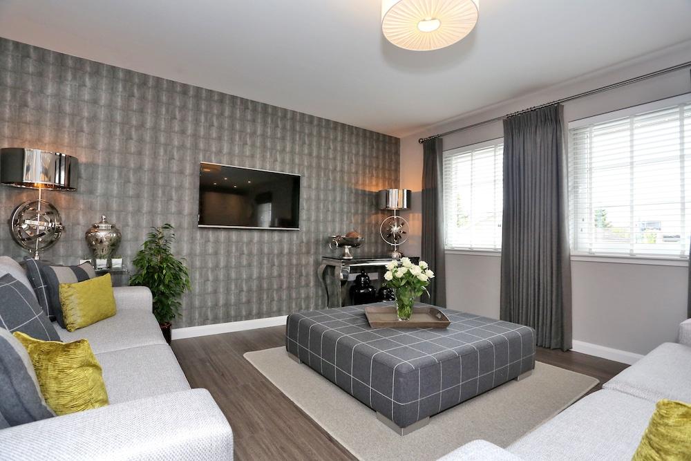 Town & Country Apartments -Priory Park - Living Area