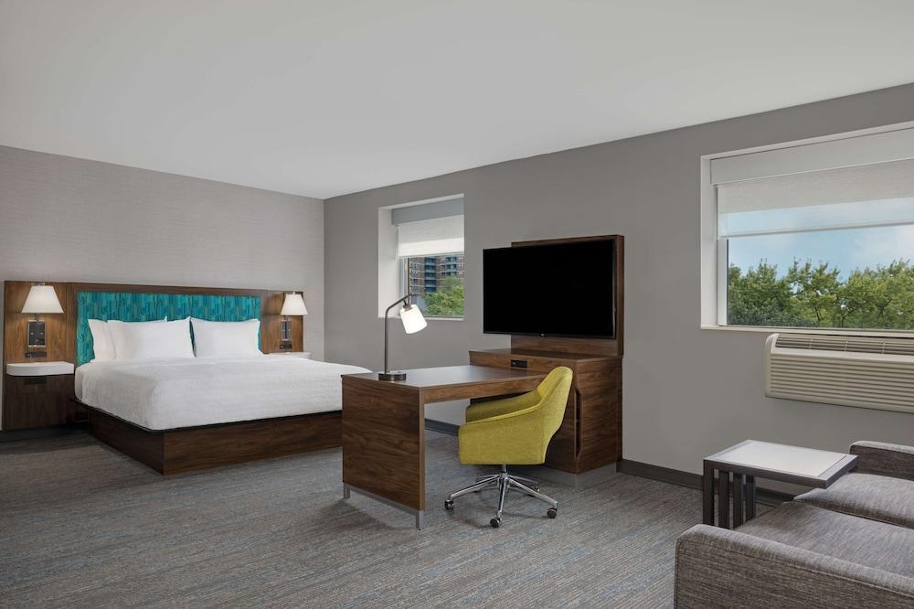 Hampton Inn & Suites by Hilton Toronto Downtown - Featured Image