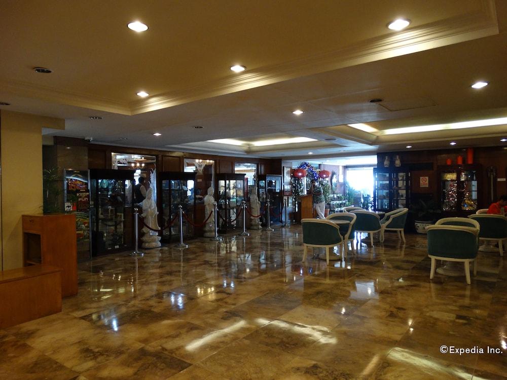 Aloha Hotel - Lobby