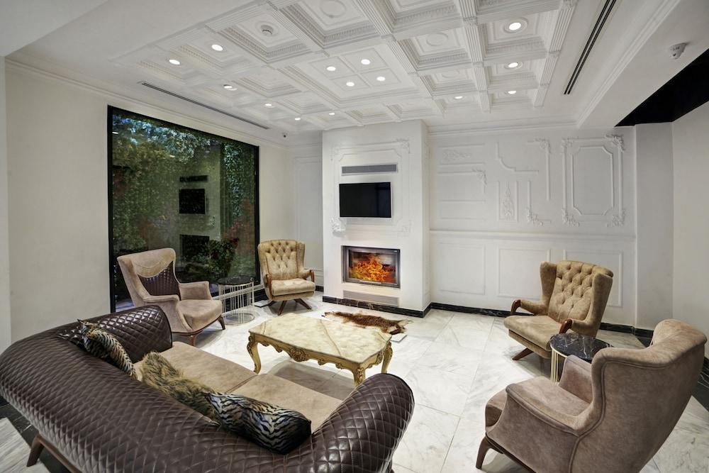 White Monarch Hotel - Lobby Sitting Area
