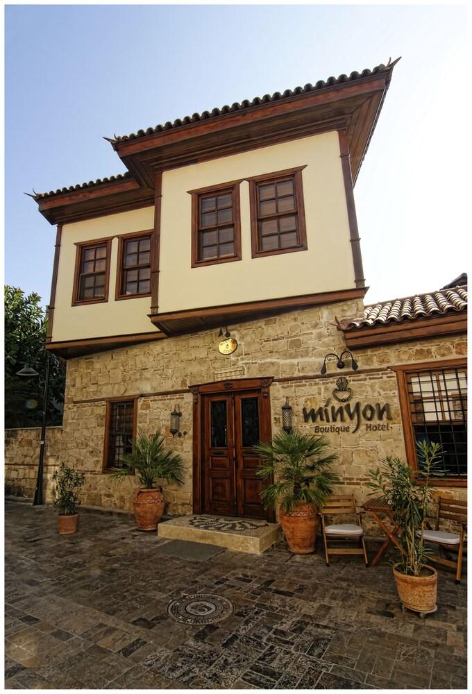 Minyon Hotel - Featured Image