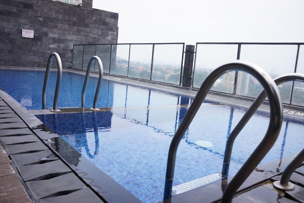Liberta Hotel Kemang - Rooftop Pool