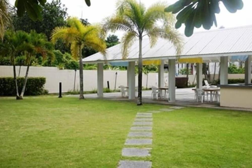 Pacific Bay Hotel - Property Grounds