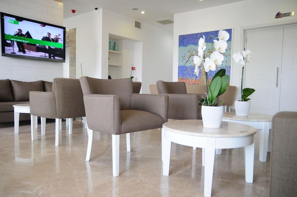 Alesta Yacht Hotel - Lobby Sitting Area