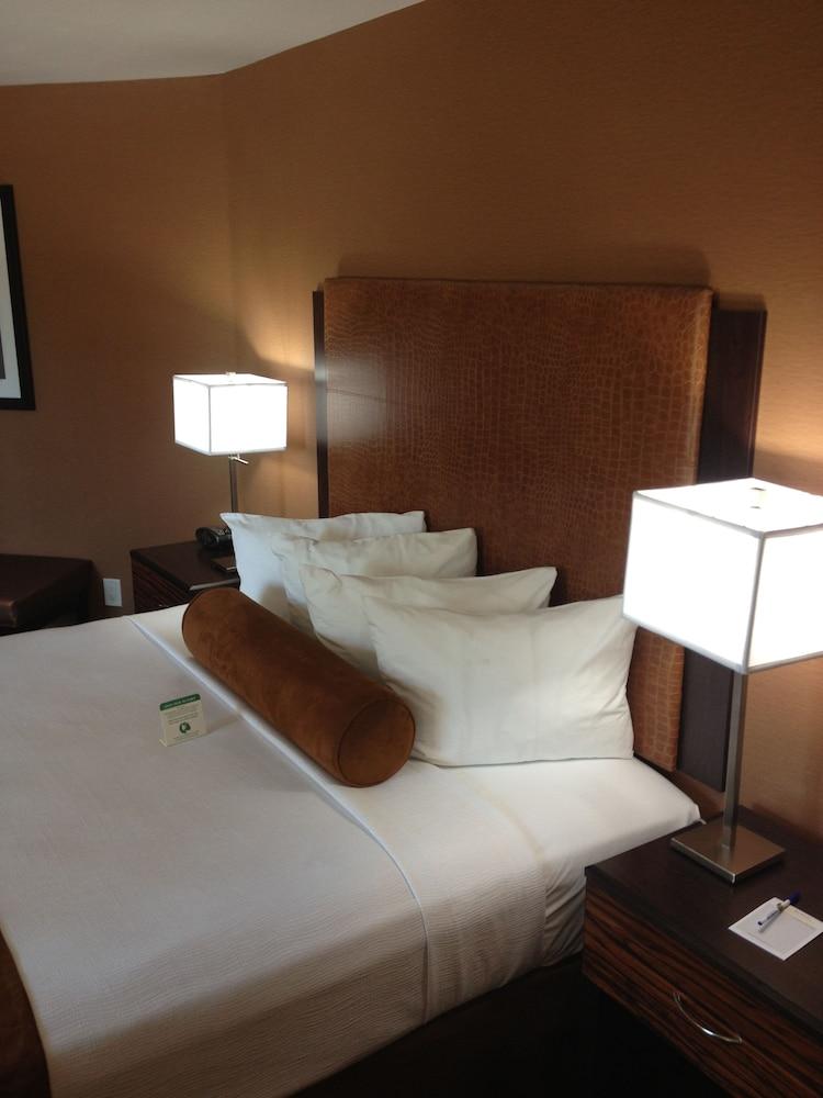 Best Western Plus Suites Hotel Coronado Island - Room
