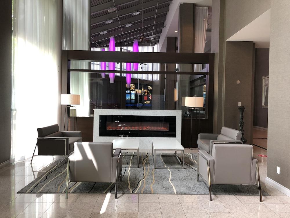 Executive Plaza Hotel Metro Vancouver - Lobby Sitting Area