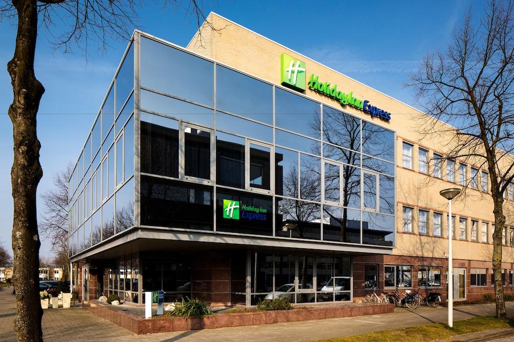 Holiday Inn Express Amsterdam - South, an IHG Hotel - Featured Image