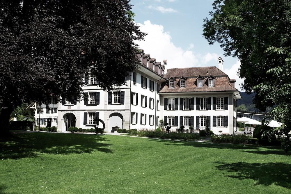 Schloss Huenigen - Exterior